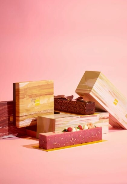 Boîte à bûche élégante et innovante pour les créations de Thierry Mulhaupt, conçue par Schneider Packaging pour sublimer les pâtisseries de fin d’année.
