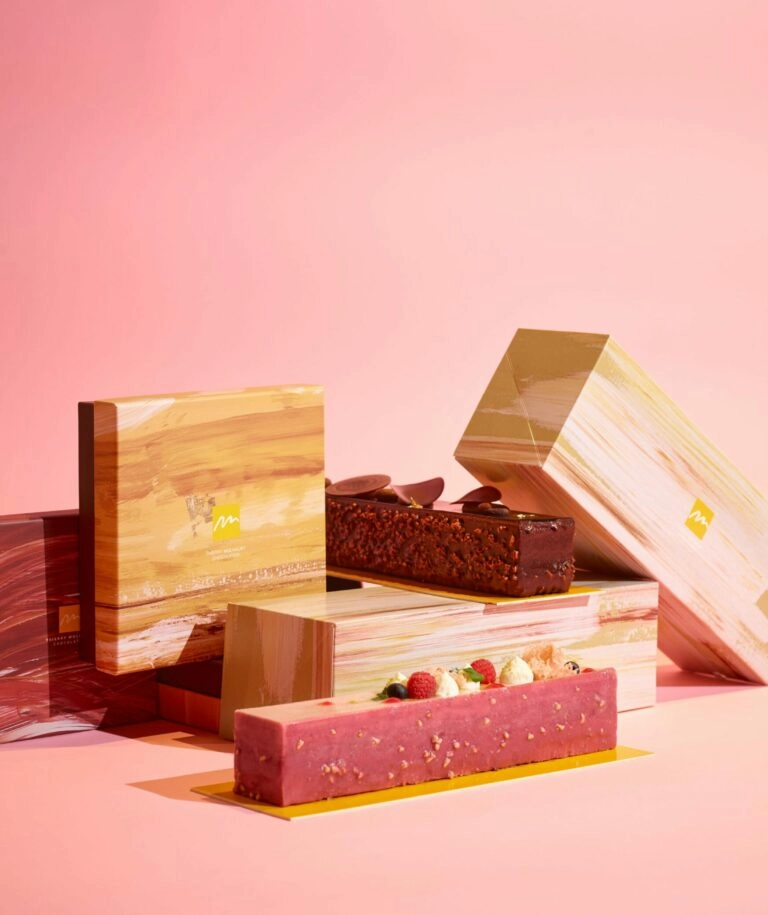 Boîte à bûche élégante et innovante pour les créations de Thierry Mulhaupt, conçue par Schneider Packaging pour sublimer les pâtisseries de fin d’année.