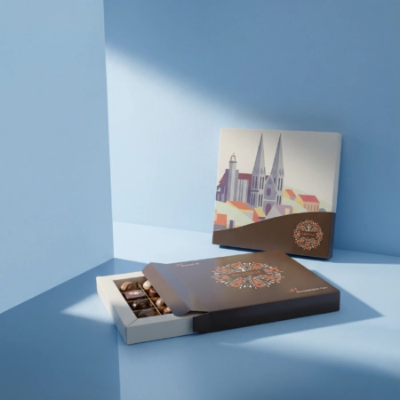 Boîte trottoir personnalisée en carton souple, élégante et légère, idéale pour sublimer et protéger vos chocolats tout en valorisant l’identité de votre marque.