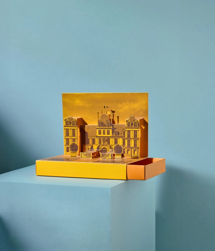Boîte pop-up personnalisée élégante dévoilant des chocolats et douceurs avec originalité.