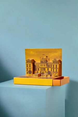 Boîte pop-up personnalisée élégante dévoilant des chocolats et douceurs avec originalité.