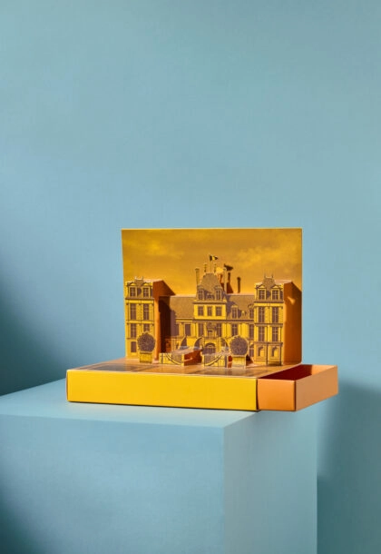 Boîte pop-up personnalisée élégante dévoilant des chocolats et douceurs avec originalité.