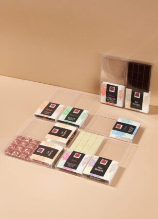 Emballage tablette transparent personnalisable pour chocolats, avec finitions haut de gamme et impressions sur mesure.