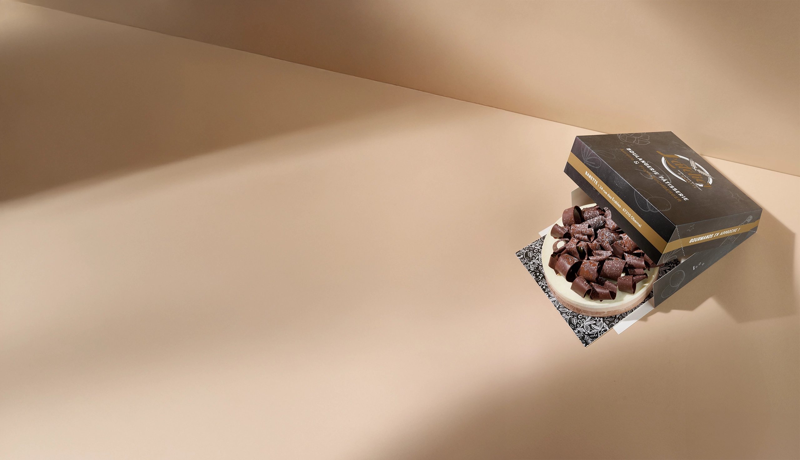 Emballage personnalisé pour pâtisseries, alliant protection et élégance pour sublimer vos créations.