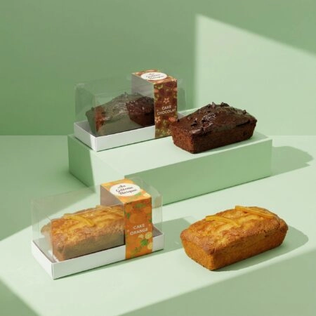 Boîte cake transparente personnalisée mettant en valeur un gâteau avec élégance et protection.