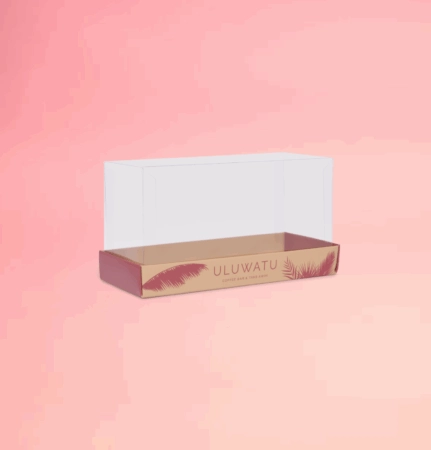 Boîte cake transparente personnalisée mettant en valeur un gâteau avec élégance et protection.