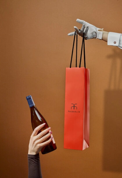 Sac personnalisé pour bouteille, idéal pour le transport et la présentation de bouteilles de vin, avec impression de logo.