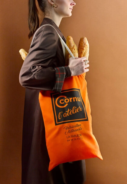 Sac en coton personnalisé avec logo, idéal pour boulangeries et commerces de proximité.