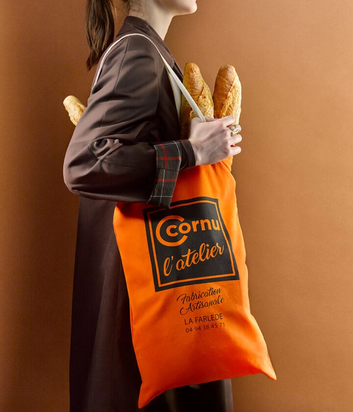 Sac en coton personnalisé avec logo, idéal pour boulangeries et commerces de proximité.
