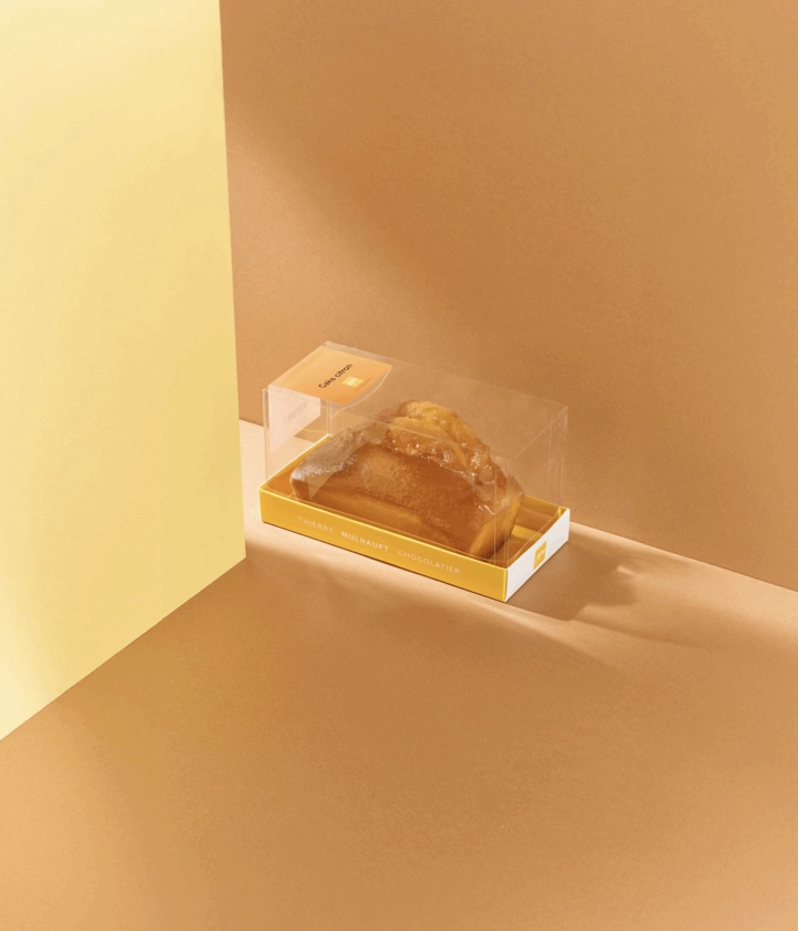 Boîte cake transparente personnalisée mettant en valeur un gâteau avec élégance et protection.