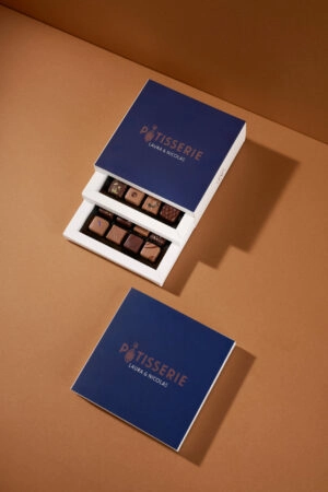 Boîte trottoir personnalisée en carton souple, élégante et légère, idéale pour sublimer et protéger vos chocolats tout en valorisant l’identité de votre marque.