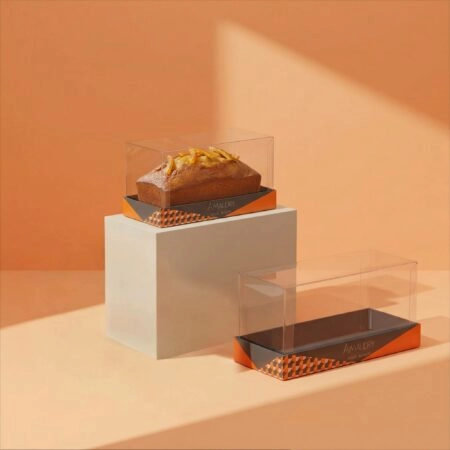 Boîte cake transparente personnalisée mettant en valeur un gâteau avec élégance et protection.