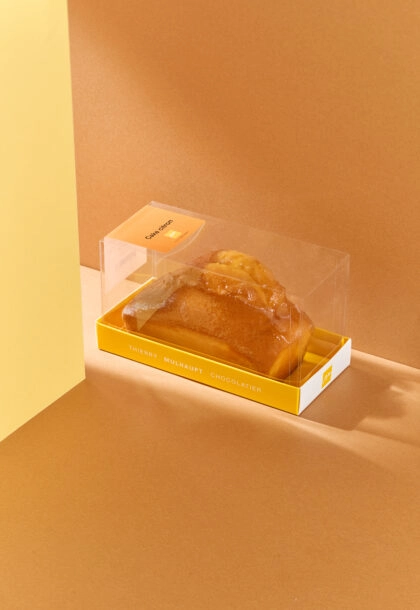 Boîte cake transparente personnalisée mettant en valeur un gâteau avec élégance et protection.