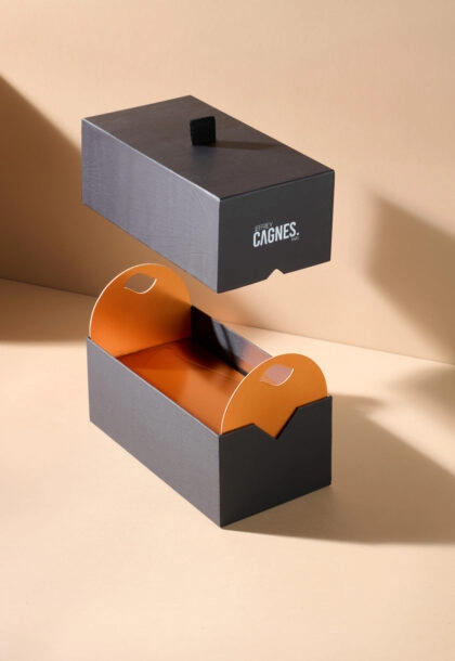 Boîte à bûche sur-mesure personnalisée, conçue pour protéger et sublimer vos pâtisseries.