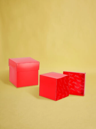 Boîte cube personnalisée pour chocolat, avec logo et design sur mesure.