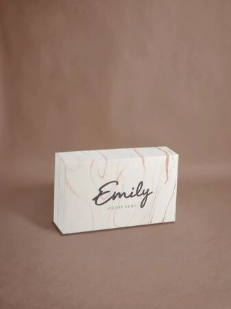 Boîte Balloboîte personnalisée pour chocolats, avec options de couleurs, finitions et logo, emballage élégant valorisant la marque.