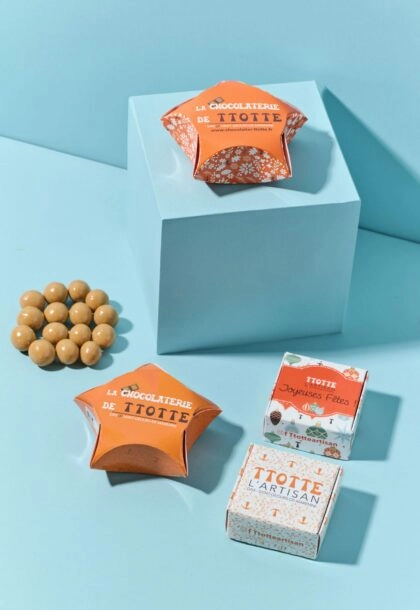 Mini-boîtes personnalisées pour chocolats et douceurs, élégantes et compactes.