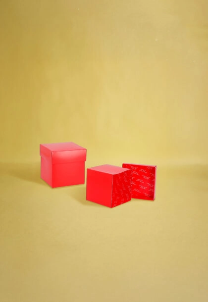 Boîte cube personnalisée pour chocolat, avec logo et design sur mesure.