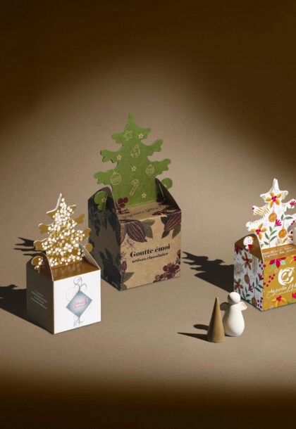 Boîte cube sapin festive personnalisée, emballage élégant pour chocolats et douceurs de Noël.