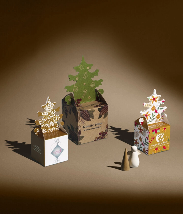 Boîte cube sapin festive personnalisée, emballage élégant pour chocolats et douceurs de Noël.