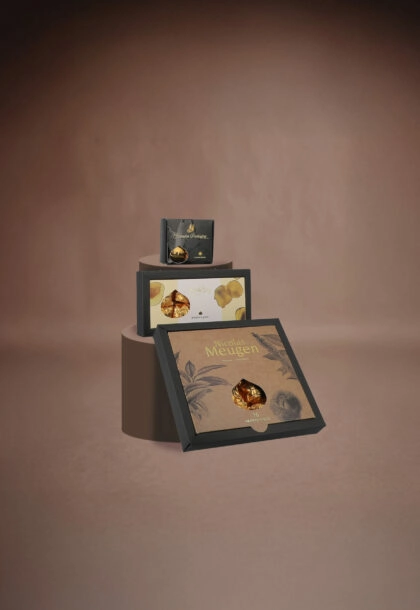 Boîte personnalisée de marrons glacés, emballage élégant pour les fêtes, disponible en plusieurs formats.