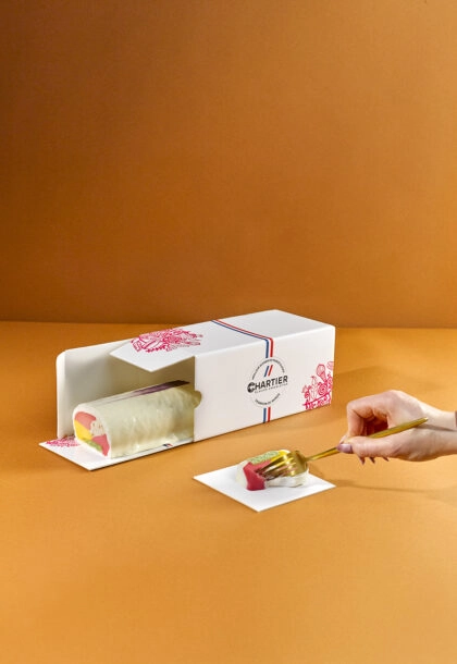 Boîte à bûche isolante personnalisée, conçue pour préserver la fraîcheur et protéger vos pâtisseries lors du transport.