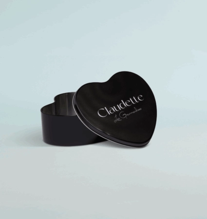 Boîte métal en forme de cœur personnalisée avec un design élégant, idéale pour emballer et valoriser des créations sucrées.