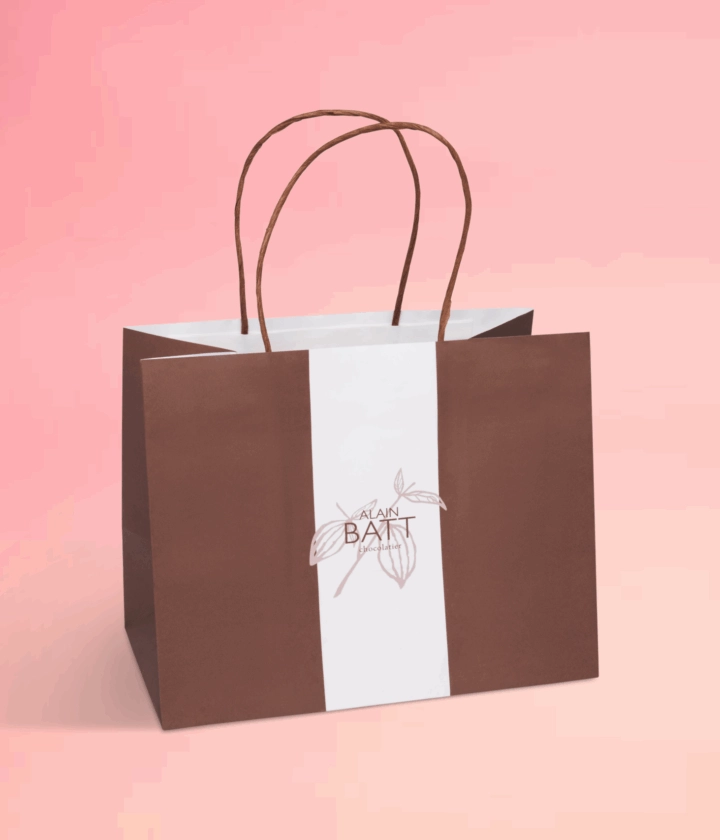 Sac en papier personnalisé avec poignée ficelle, idéal pour le conditionnement de chocolats, confiseries, produits salés ou sucrés, avec logo et visuel de marque imprimés.