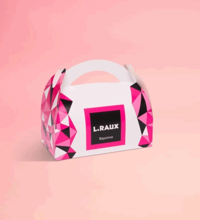 Boîte pâtissière personnalisée avec poignée pour un transport sécurisé de vos créations sucrées.