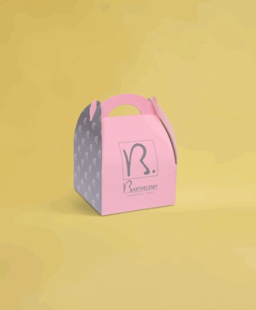 Boîte pâtissière personnalisée avec poignée pour un transport sécurisé de vos créations sucrées.