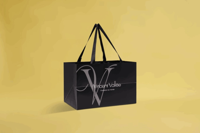 Sac luxe personnalisé avec poignées, idéal pour sublimer le packaging de chocolats, confiseries ou produits gourmets, avec impression du logo et visuel de marque.