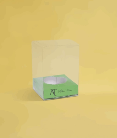 Boîte moulage transparente personnalisée avec socle personnalisable, mettant en valeur des moules en chocolat tels que poules, œufs et autres créations gourmandes, pour une présentation élégante.