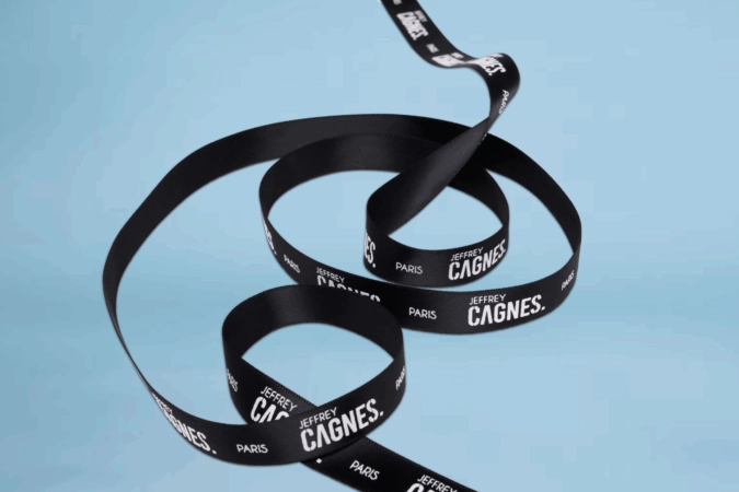 Ruban personnalisé avec logo, idéal pour sublimer vos emballages, cadeaux ou produits artisanaux.