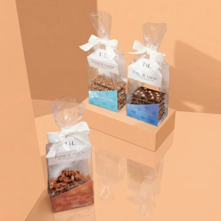 Sachet SOS personnalisé avec logo et design sur mesure, utilisé pour emballer des créations sucrées.