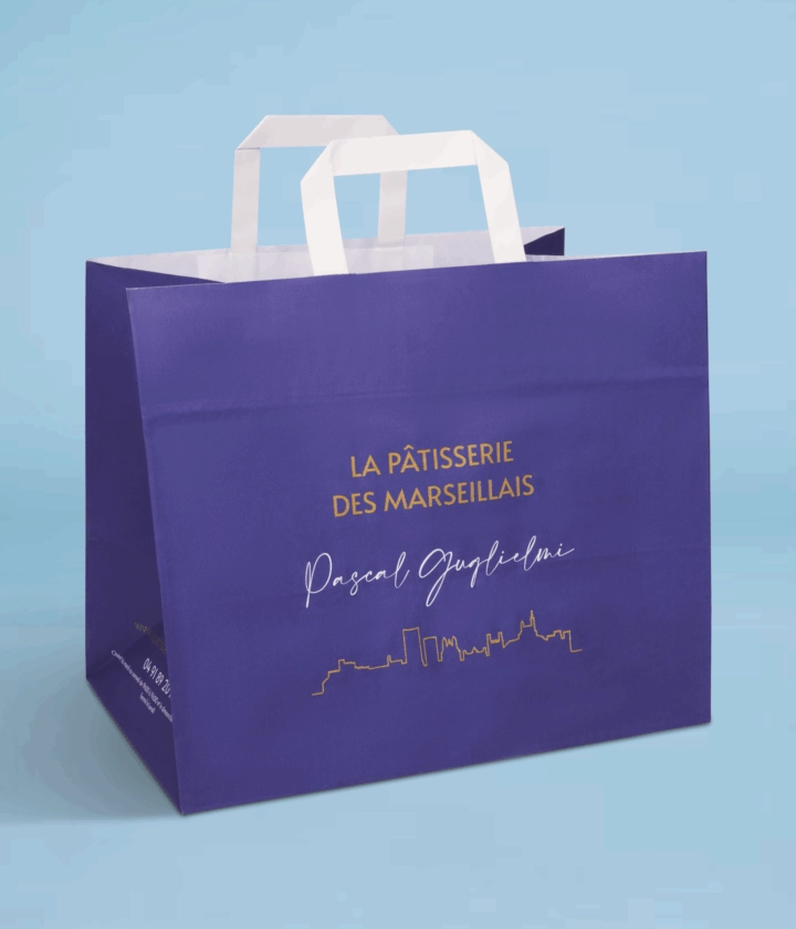 Sac en papier personnalisé avec poignée plate, idéal pour emballer et transporter des produits artisanaux sucrés ou salés, avec impression de logo et design de marque.