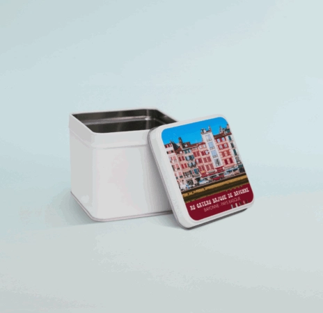 Boîte métal personnalisée avec design élégant, idéale pour emballer et valoriser des créations sucrées.