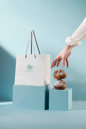 Sac luxe personnalisé avec poignées, idéal pour sublimer le packaging de chocolats, confiseries ou produits gourmets, avec impression du logo et visuel de marque.