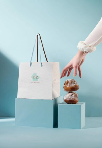 Sac luxe personnalisé avec poignées, idéal pour sublimer le packaging de chocolats, confiseries ou produits gourmets, avec impression du logo et visuel de marque.