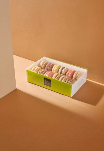 Boîte à macarons personnalisable, avec impression sur mesure – présentation élégante de macarons en coffret.