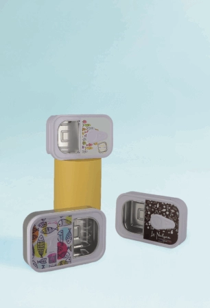 Boîte métal en forme de cœur personnalisée avec un design élégant, idéale pour emballer et valoriser des créations sucrées.