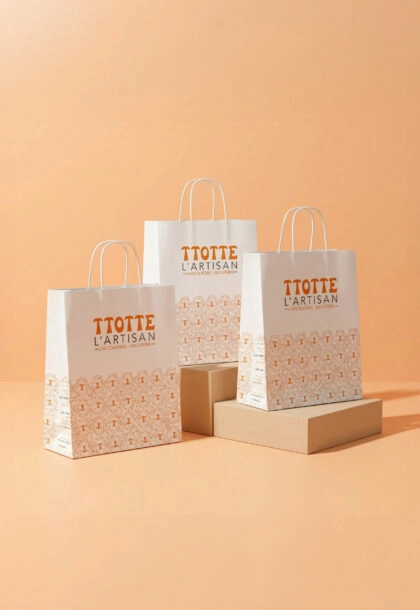 Sac en papier personnalisé avec poignée ficelle, idéal pour le conditionnement de chocolats, confiseries, produits salés ou sucrés, avec logo et visuel de marque imprimés.