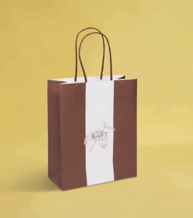 Sac en papier personnalisé avec poignée ficelle, idéal pour le conditionnement de chocolats, confiseries, produits salés ou sucrés, avec logo et visuel de marque imprimés.