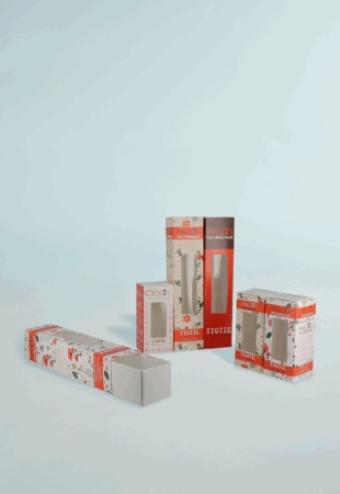 Fourreau réglette personnalisé en kraft, blanc et noir, emballage élégant pour confiseries, biscuits et mendiants, valorisant l’identité artisanale et la communication marketing.
