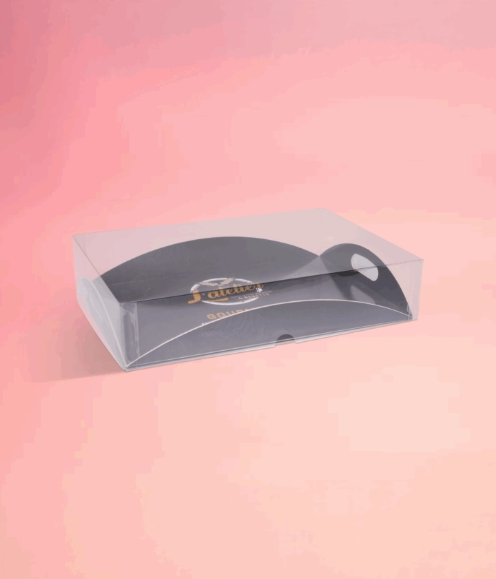 Plateau rainé personnalisable pour une présentation élégante et un emballage pâtissier à l’image de votre marque.