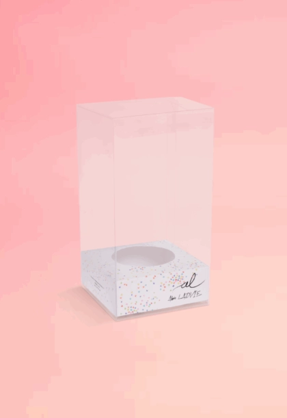 Boîte moulage transparente personnalisée avec socle personnalisable, mettant en valeur des moules en chocolat tels que poules, œufs et autres créations gourmandes, pour une présentation élégante.