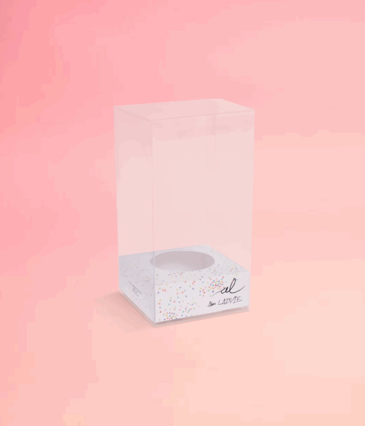 Boîte moulage transparente personnalisée avec socle personnalisable, mettant en valeur des moules en chocolat tels que poules, œufs et autres créations gourmandes, pour une présentation élégante.