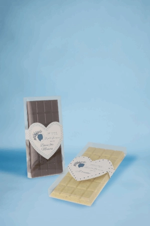 Emballage tablette transparent personnalisable pour chocolats, avec finitions haut de gamme et impressions sur mesure.