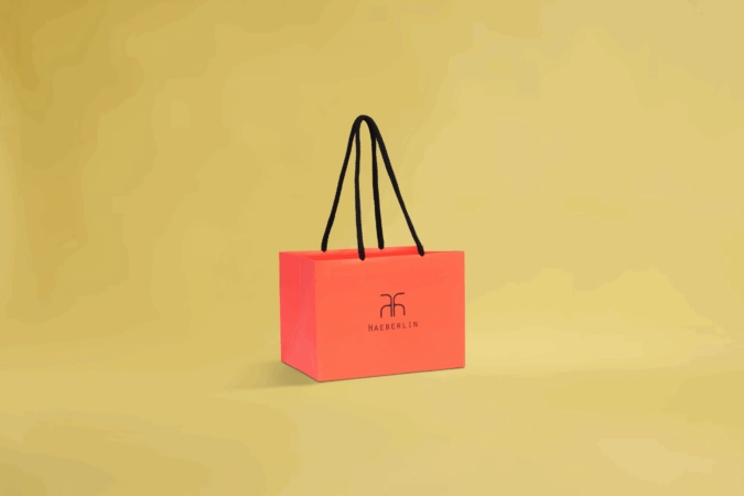 Sac luxe personnalisé avec poignées, idéal pour sublimer le packaging de chocolats, confiseries ou produits gourmets, avec impression du logo et visuel de marque.