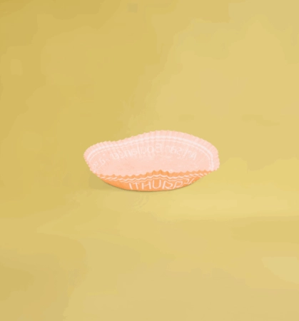 Caissette plissée personnalisée, idéale pour la présentation en vitrine de pâtisseries et gâteaux individuels, disponible en plusieurs tailles.