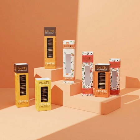 Fourreau réglette personnalisé en kraft, blanc et noir, emballage élégant pour confiseries, biscuits et mendiants, valorisant l’identité artisanale et la communication marketing.